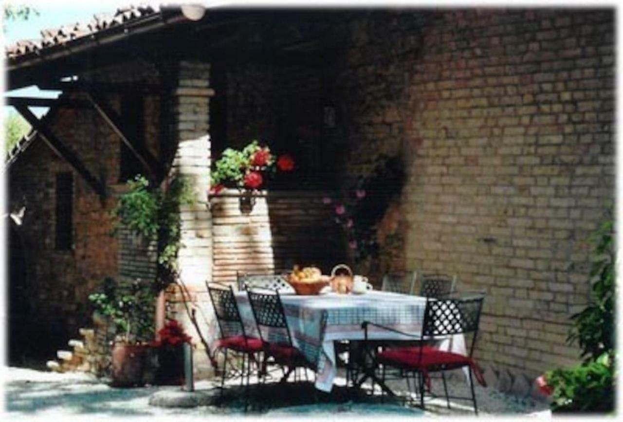 Localita S Cecilia 30, Urbania Apartment Bagian luar foto